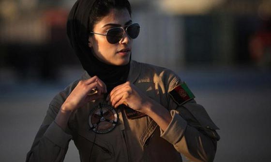  بالصور.. كابتن رحماني الأفغانية أجمل قائدة طائرة في العالم صورة رقم 7