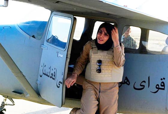  بالصور.. كابتن رحماني الأفغانية أجمل قائدة طائرة في العالم صورة رقم 8