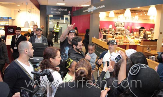 صور تامر حسني و (قبلة) حارة اهدتها له شقراء بريطانية صورة رقم 2