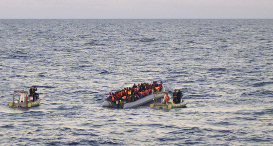 ولادة توأمين على متن قارب مطاطي يقل مهاجرين الى اليونان صورة رقم 1