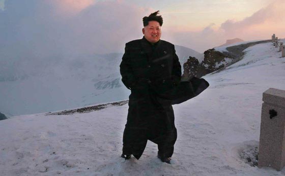 الزعيم الكوري جونغ اون يتسلق اعلى جبل في بلاده لدعم جنوده صورة رقم 1