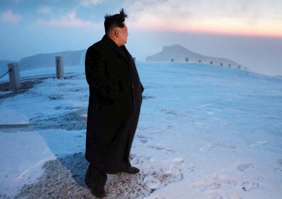 الزعيم الكوري جونغ اون يتسلق اعلى جبل في بلاده لدعم جنوده صورة رقم 2