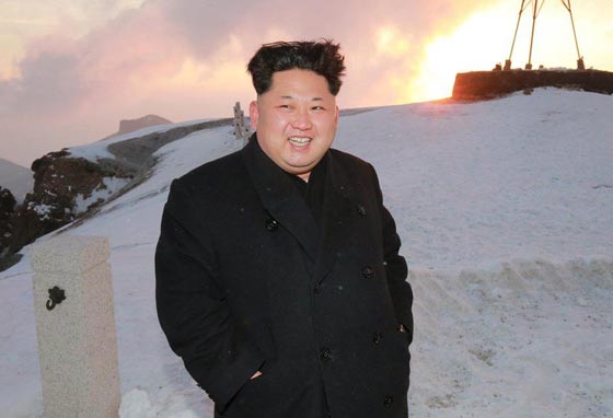 الزعيم الكوري جونغ اون يتسلق اعلى جبل في بلاده لدعم جنوده صورة رقم 3