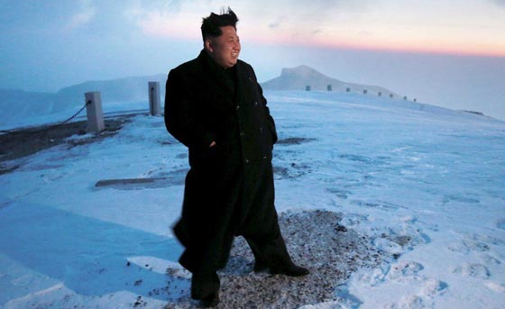 الزعيم الكوري جونغ اون يتسلق اعلى جبل في بلاده لدعم جنوده صورة رقم 4
