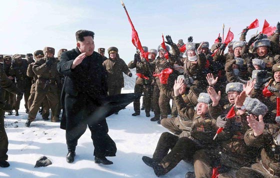 الزعيم الكوري جونغ اون يتسلق اعلى جبل في بلاده لدعم جنوده صورة رقم 5