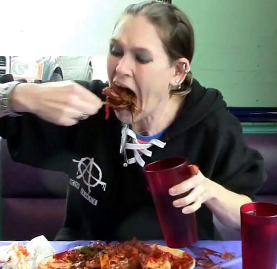 مسابقة في الشراهه: فيديو امراة من تكساس تلتهم 6 كغم من اللحم في 20 دقيقة   صورة رقم 1