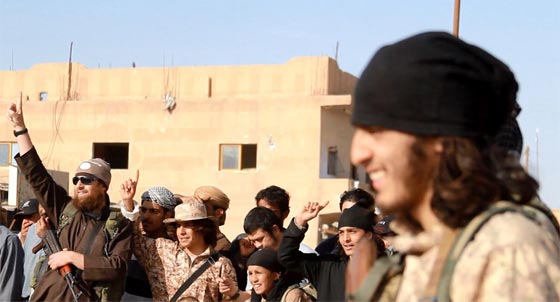  بالصور.. وحوش داعش يعدمون رجلا بقطع رأسه في الحسكة  صورة رقم 7