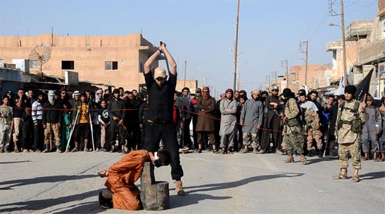  بالصور.. وحوش داعش يعدمون رجلا بقطع رأسه في الحسكة  صورة رقم 1