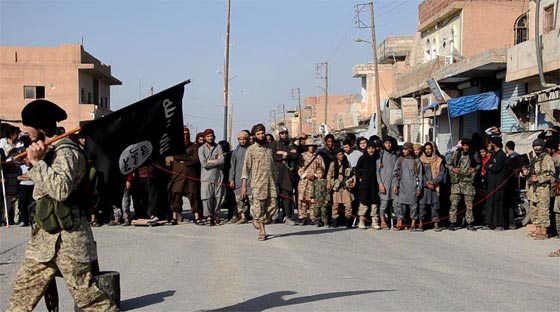  بالصور.. وحوش داعش يعدمون رجلا بقطع رأسه في الحسكة  صورة رقم 5