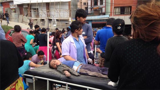 زلزال بقوة 7.5 يضرب نيبال ويخلف أكثر من 800 قتيل ودمار هائل صورة رقم 1