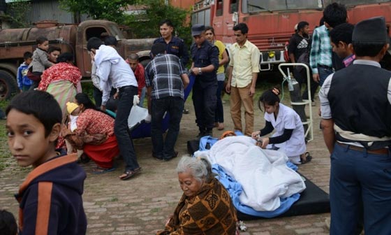 زلزال بقوة 7.5 يضرب نيبال ويخلف أكثر من 800 قتيل ودمار هائل صورة رقم 2