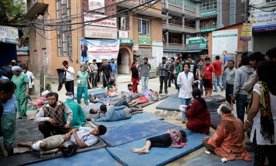زلزال بقوة 7.5 يضرب نيبال ويخلف أكثر من 800 قتيل ودمار هائل صورة رقم 4