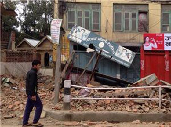 زلزال بقوة 7.5 يضرب نيبال ويخلف أكثر من 800 قتيل ودمار هائل صورة رقم 6