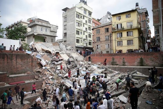 زلزال بقوة 7.5 يضرب نيبال ويخلف أكثر من 800 قتيل ودمار هائل صورة رقم 9
