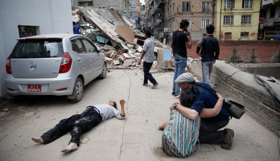 زلزال بقوة 7.5 يضرب نيبال ويخلف أكثر من 800 قتيل ودمار هائل صورة رقم 11