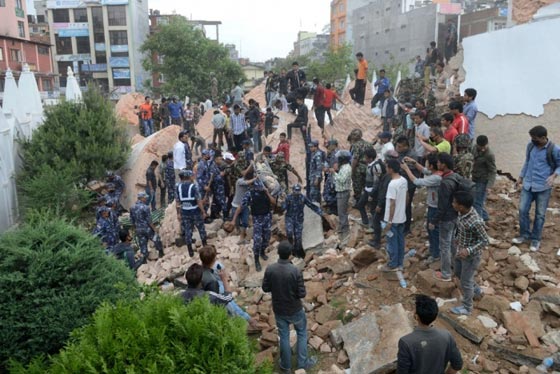 زلزال بقوة 7.5 يضرب نيبال ويخلف أكثر من 800 قتيل ودمار هائل صورة رقم 12