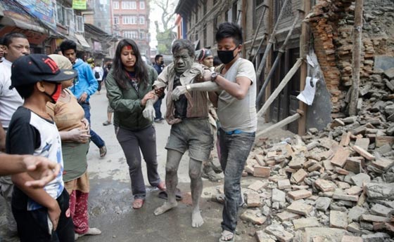 زلزال بقوة 7.5 يضرب نيبال ويخلف أكثر من 800 قتيل ودمار هائل صورة رقم 13