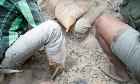 زلزال بقوة 7.5 يضرب نيبال ويخلف أكثر من 800 قتيل ودمار هائل صورة رقم 14
