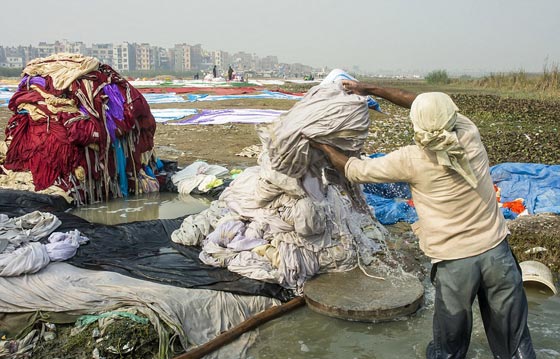 اجمل صور هنود يغسلون الثياب كلوحة فنية في نهر متلوث صورة رقم 3