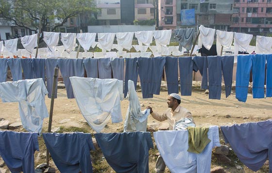 اجمل صور هنود يغسلون الثياب كلوحة فنية في نهر متلوث صورة رقم 6