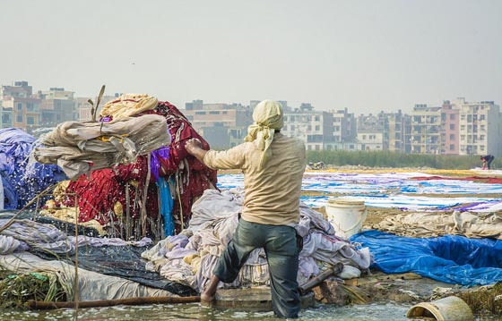 اجمل صور هنود يغسلون الثياب كلوحة فنية في نهر متلوث صورة رقم 7