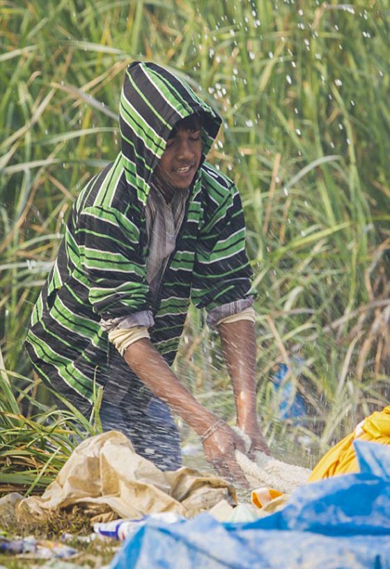 اجمل صور هنود يغسلون الثياب كلوحة فنية في نهر متلوث صورة رقم 11