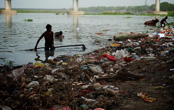 اجمل صور هنود يغسلون الثياب كلوحة فنية في نهر متلوث صورة رقم 18
