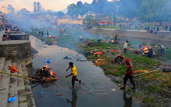  بالفيديو والصور.. الحرق الجماعي لضحايا زلزال نيبال لعدم توفر مقابر صورة رقم 7