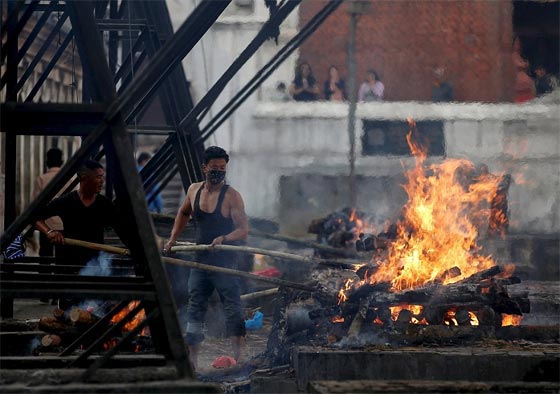  بالفيديو والصور.. الحرق الجماعي لضحايا زلزال نيبال لعدم توفر مقابر صورة رقم 4
