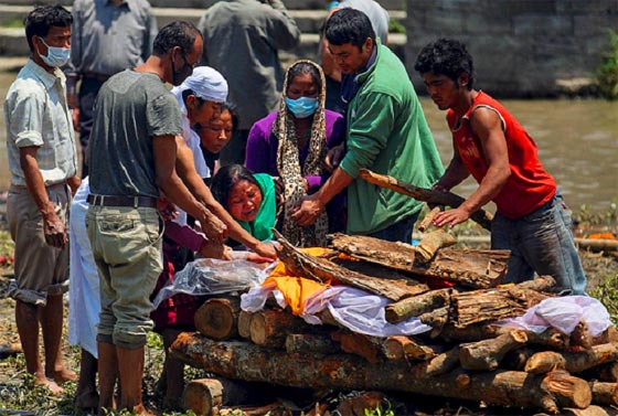  بالفيديو والصور.. الحرق الجماعي لضحايا زلزال نيبال لعدم توفر مقابر صورة رقم 3