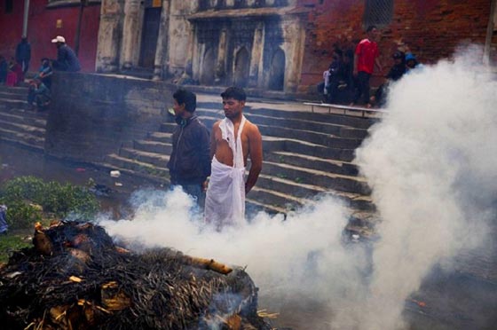  بالفيديو والصور.. الحرق الجماعي لضحايا زلزال نيبال لعدم توفر مقابر صورة رقم 6