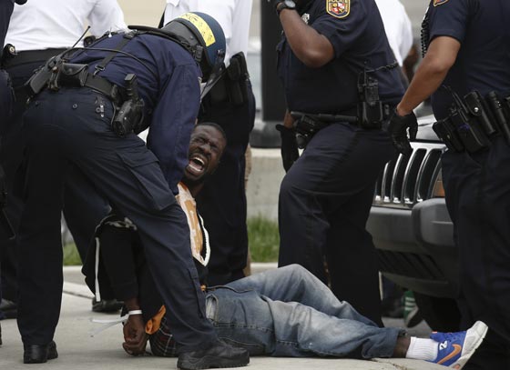 فيديو وصور.. بالتيمور الأمريكية تشتعل بعد وفاة شاب أسود في المعتقل صورة رقم 24