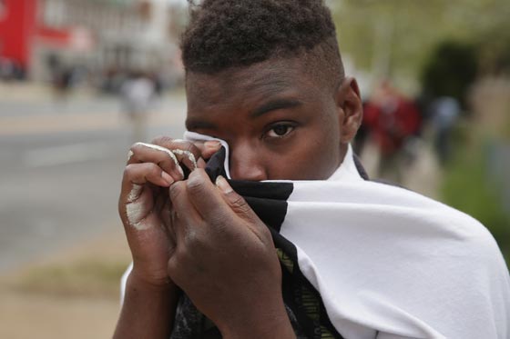 فيديو وصور.. بالتيمور الأمريكية تشتعل بعد وفاة شاب أسود في المعتقل صورة رقم 49
