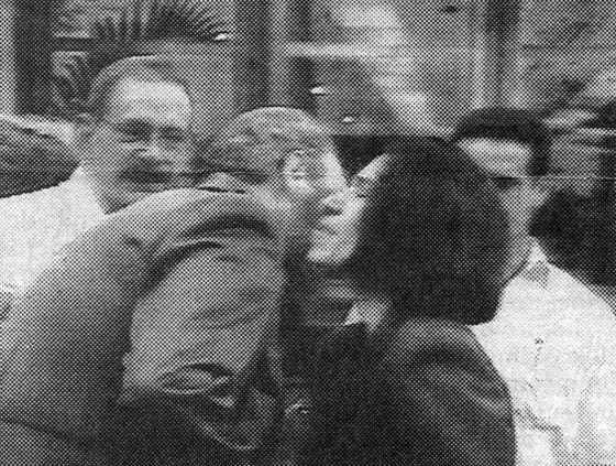 قبلة من محامية امريكية على خد فيدل كاسترو حوّلت حياتها الى جحيم صورة رقم 4