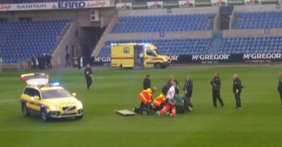 اصابة لاعب فريق لوكيرن البلجيكي بالسكتة القلبية اثناء مباراة كرة قدم صورة رقم 1