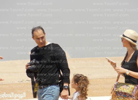 جمال مبارك يظهر في الاهرامات مدججا بكاميرا مثيرة للفضول!! صورة رقم 1