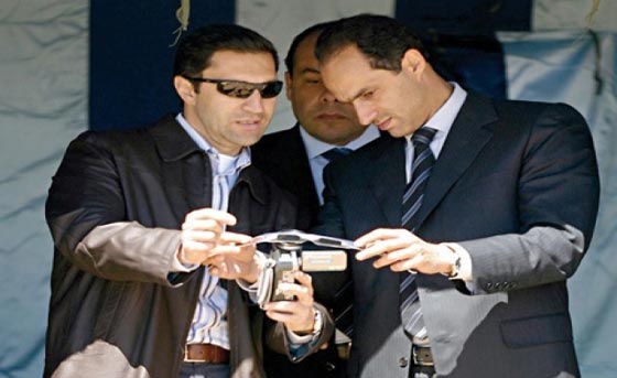 جمال مبارك يظهر في الاهرامات مدججا بكاميرا مثيرة للفضول!! صورة رقم 7
