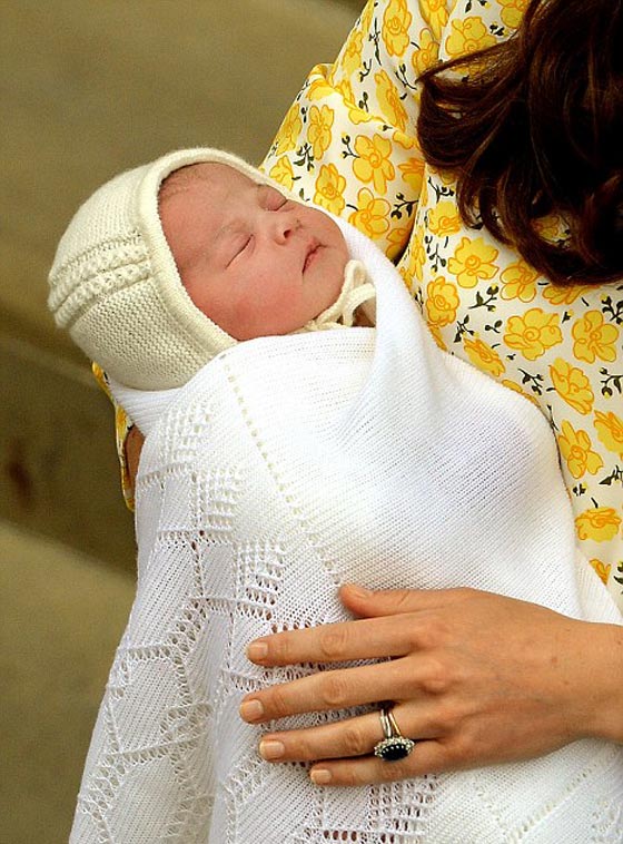 صور اميرة بريطانيا الصغيرة في اول ظهور لها مع والديها كيت والامير ويليام صورة رقم 10