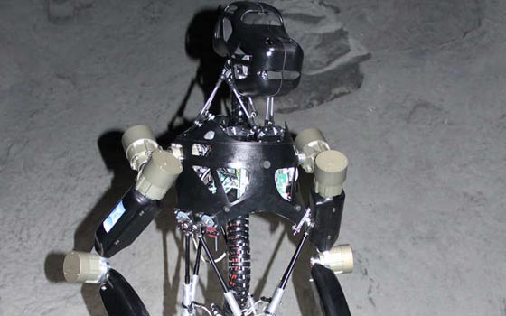 روبوت شارلي.. قرد ذو قدرة خاصة لمناطحة سطح القمر صورة رقم 6