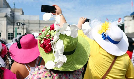شاهد بالصور.. سباق الخيل يضج باجمل القبعات اشكالا والوانا صورة رقم 1