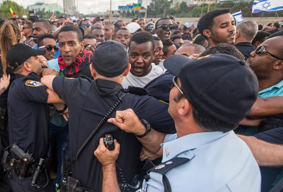 تل ابيب تشتعل وصدامات عنيفة بين الشرطة والاثيوبيين صورة رقم 11