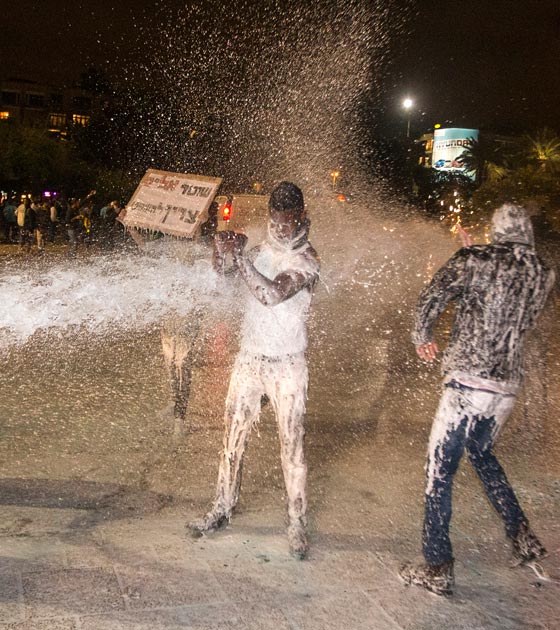 تل ابيب تشتعل وصدامات عنيفة بين الشرطة والاثيوبيين صورة رقم 22