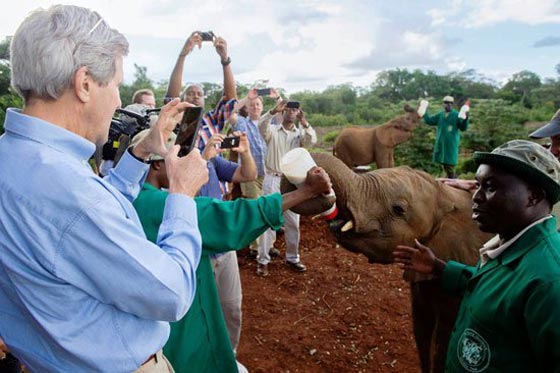 جون كيري في حديقة حيوان بكينيا.. وسيلفي مع فيل صورة رقم 3
