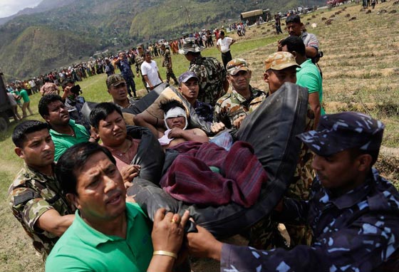 انتشال عجوز يبلغ 100 عام حيا من تحت انقاض زلزال نيبال صورة رقم 4