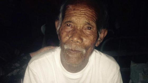 انتشال عجوز يبلغ 100 عام حيا من تحت انقاض زلزال نيبال صورة رقم 1