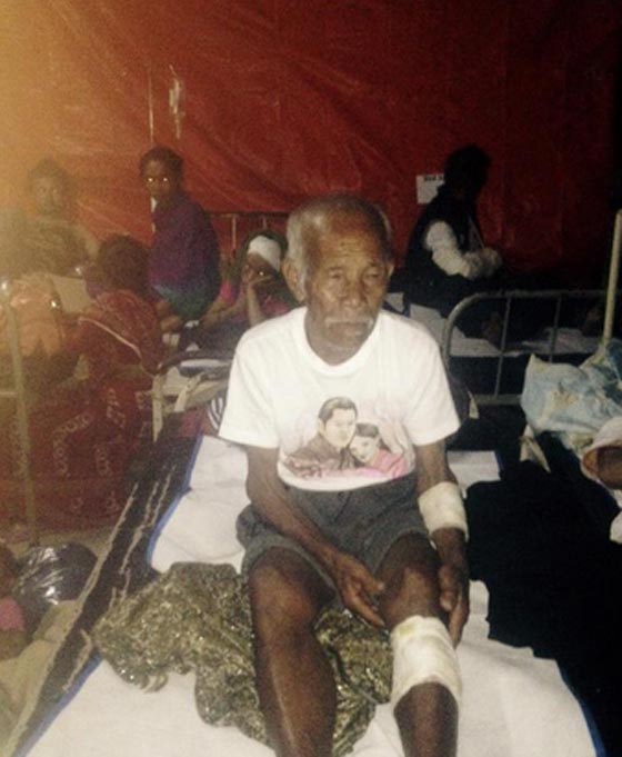 انتشال عجوز يبلغ 100 عام حيا من تحت انقاض زلزال نيبال صورة رقم 8