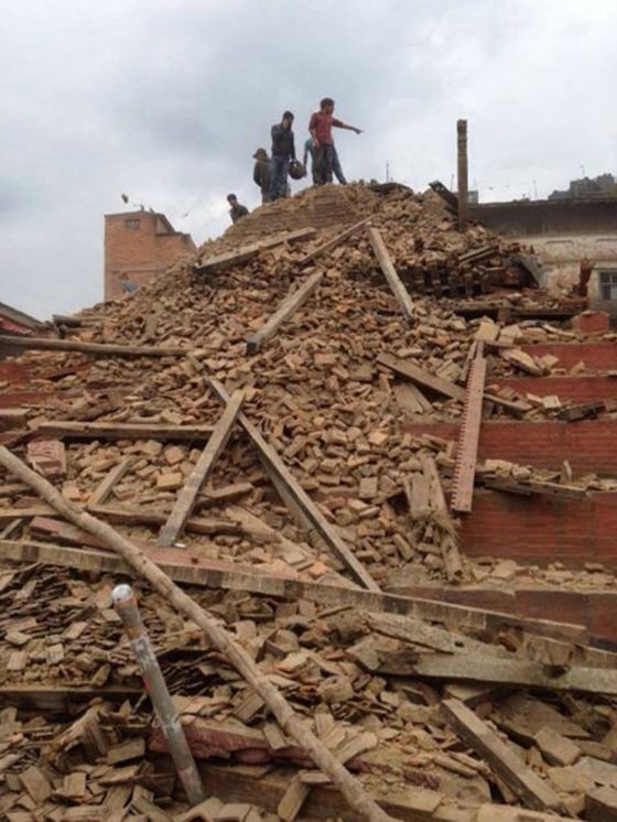 انتشال عجوز يبلغ 100 عام حيا من تحت انقاض زلزال نيبال صورة رقم 10