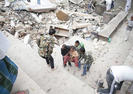 انتشال عجوز يبلغ 100 عام حيا من تحت انقاض زلزال نيبال صورة رقم 11