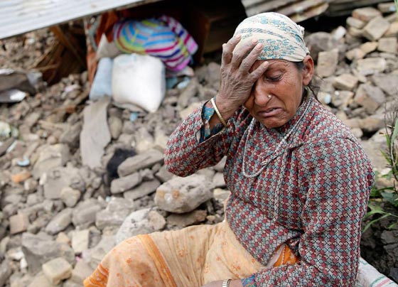 انتشال عجوز يبلغ 100 عام حيا من تحت انقاض زلزال نيبال صورة رقم 12