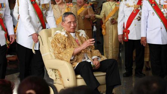ظهور نادر لملك تايلند المريض والمتوّج منذ 65 عاما صورة رقم 2